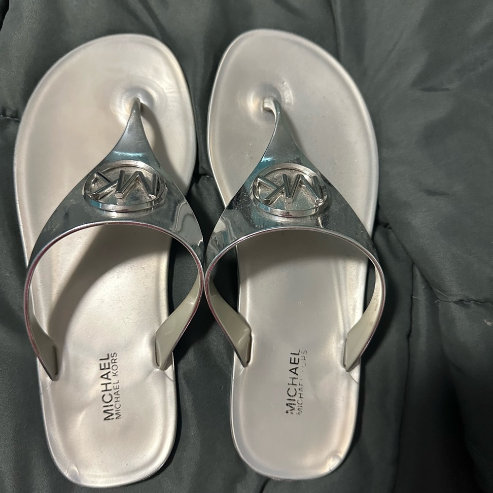 Michael Kors flip flop sandal sliver size 7